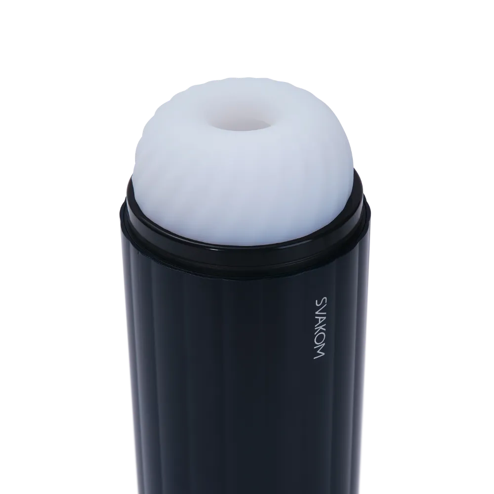 Svakom Sam Neo 2 fotograferet tæt på med det hvide, bløde sleeve synligt. Detaljebilledet viser teksturen og den fleksible åbning, der giver mænd en behagelig og omsluttende oplevelse med høj komfort.