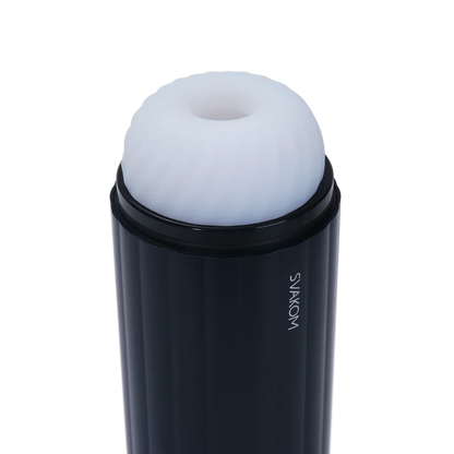 Svakom Sam Neo 2 fotograferet tæt på med det hvide, bløde sleeve synligt. Detaljebilledet viser teksturen og den fleksible åbning, der giver mænd en behagelig og omsluttende oplevelse med høj komfort.