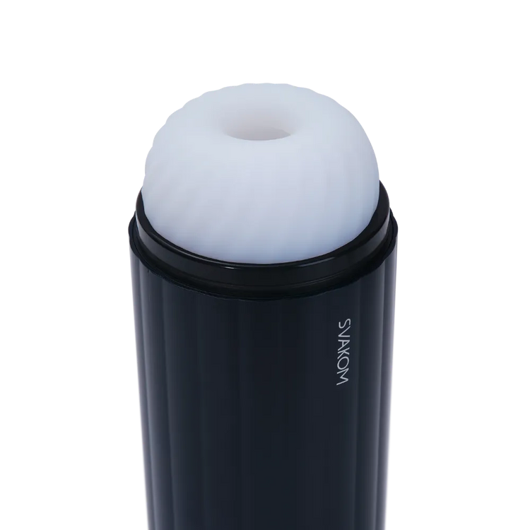 Svakom Sam Neo 2 fotograferet tæt på med det hvide, bløde sleeve synligt. Detaljebilledet viser teksturen og den fleksible åbning, der giver mænd en behagelig og omsluttende oplevelse med høj komfort.