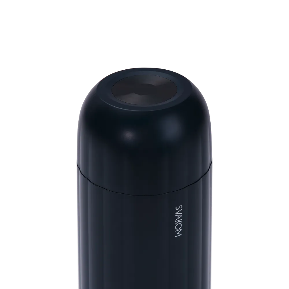 Svakom Sam Neo 2 set fra toppen med lukket låg, der diskret skjuler indersiden. Billedet fremhæver det elegante design og den glatte finish, perfekt til stilfuld og privat opbevaring.