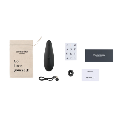 Womanizer Classic 2 lufttryksvibrator med alt tilbehør: opbevaringspose, ekstra stimulationshoved, USB-kabel og manual. Et komplet sæt til moderne sexlegetøj, kombineret med luksus og brugervenlighed.