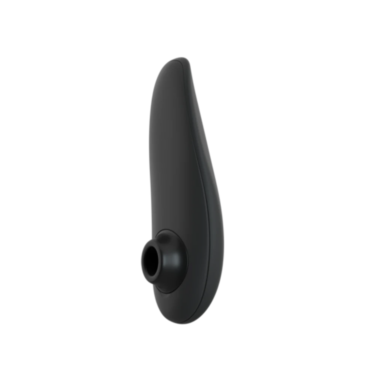 Womanizer Classic 2 lufttryksvibrator fotograferet i elegant sideprofil. Det minimalistiske design fremhæver lufttryksstimuleringens fokus på diskret nydelse, stil og moderne intim wellness.