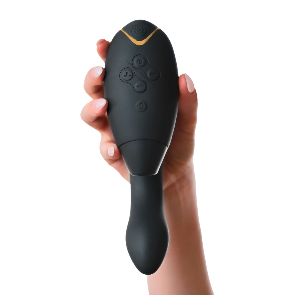 Womanizer Duo lufttryksvibrator i sort – holdt i hånden for at vise ergonomisk design, fleksibel arm og intuitive knapper til klitoris- og G-punktsstimulation.