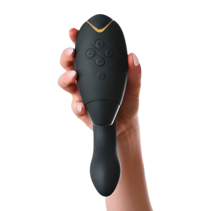 Womanizer Duo lufttryksvibrator i sort – holdt i hånden for at vise ergonomisk design, fleksibel arm og intuitive knapper til klitoris- og G-punktsstimulation.