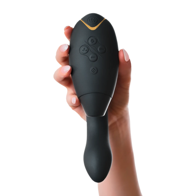 Womanizer Duo lufttryksvibrator i sort – holdt i hånden for at vise ergonomisk design, fleksibel arm og intuitive knapper til klitoris- og G-punktsstimulation.