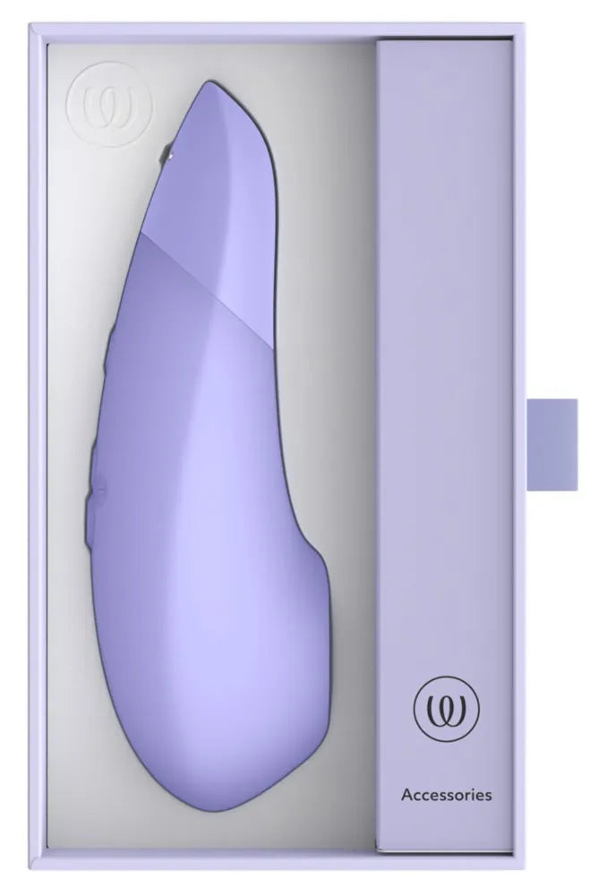 Womanizer Enhance 2-i-1 lufttryks- og vibrationsstimulator præsenteret i elegant æske i farven lilac – en sanselig gaveoplevelse med diskret opbevaring og medfølgende tilbehør til intim nydelse.