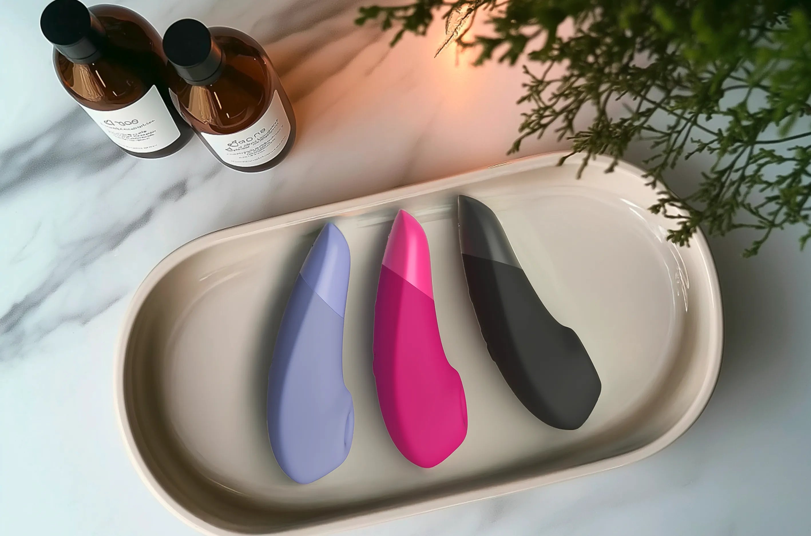 Womanizer Enhance lufttryksvibrator og klitoris stimulator i kropssikker silikone – vandtæt, magnetisk oplader, diskret design som sexlegetøj og intim wellness.