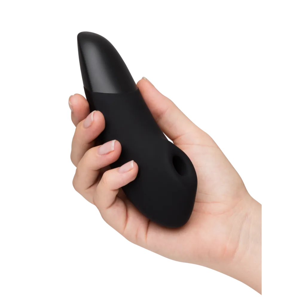 Womanizer Enhance vibrator i sort vist håndholdt, et elegant sexlegetøj designet som intimprodukt til sanselig stimulering, tryg selvforkælelse og moderne wellness med intuitivt greb og luksuriøst design.