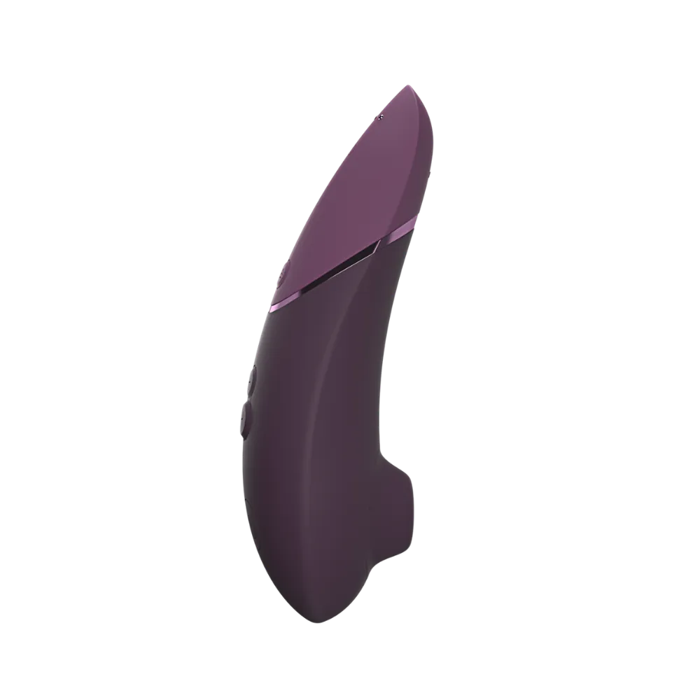 Womanizer Next i aubergine set bagfra. Glat overflade uden knapper – ren og minimalistisk bagside med fokus på komfort og æstetik.