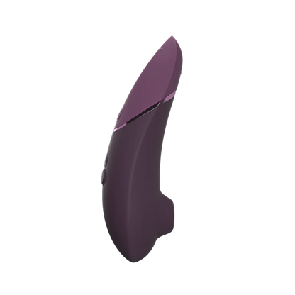 Womanizer Next i aubergine set bagfra. Glat overflade uden knapper – ren og minimalistisk bagside med fokus på komfort og æstetik.