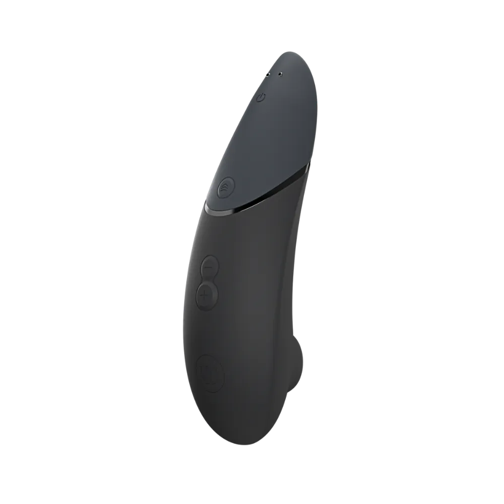 Womanizer Next i aubergine set forfra med tænd/sluk-knap, Climax Control-knapper og Womanizer-logo. Luksuriøst design med 3D Pleasure Air-teknologi.