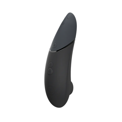 Womanizer Next i aubergine set forfra med tænd/sluk-knap, Climax Control-knapper og Womanizer-logo. Luksuriøst design med 3D Pleasure Air-teknologi.