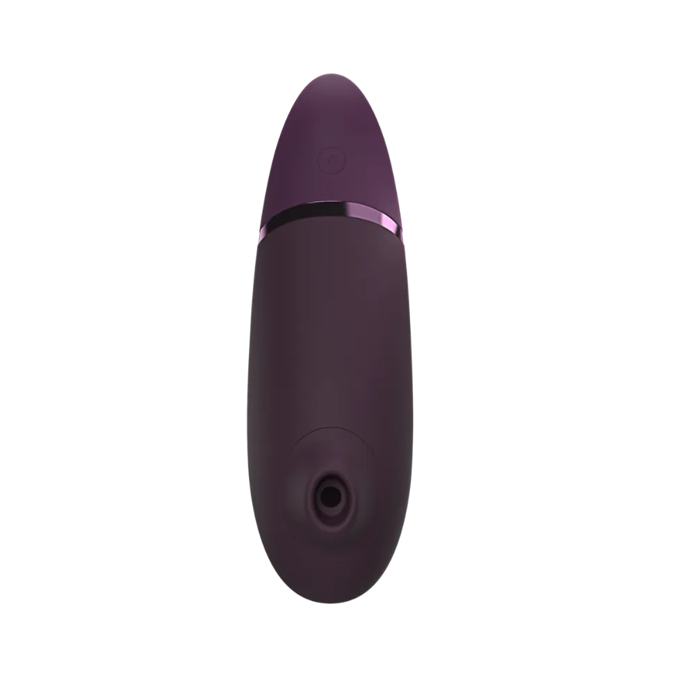 Nærbillede af Womanizer Next i aubergine med Pleasure Air-dyse. Blød silikoneåbning til berøringsfri stimulation med 3D-teknologi.