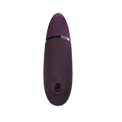 Nærbillede af Womanizer Next i aubergine med Pleasure Air-dyse. Blød silikoneåbning til berøringsfri stimulation med 3D-teknologi.