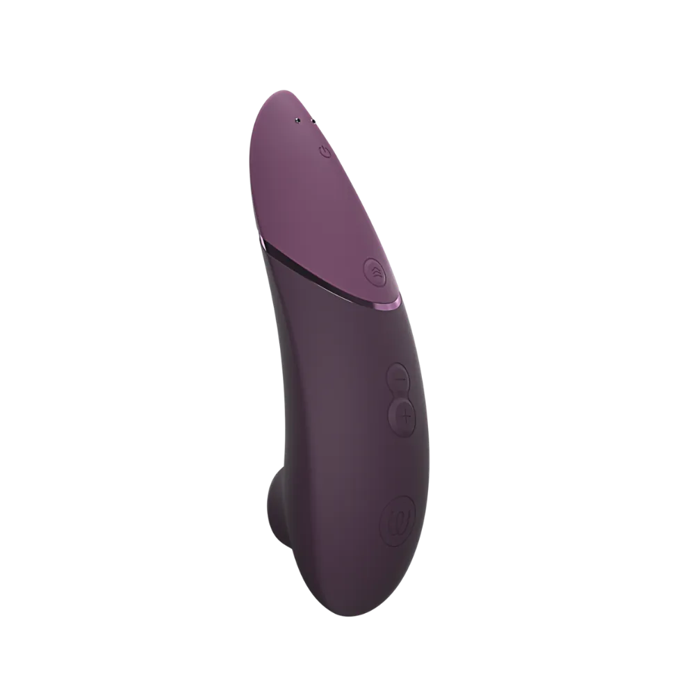 Womanizer Next i aubergine set fra siden. Ergonomisk form med blød silikone og elegant sølvdetalje – perfekt til klitorisstimulering.