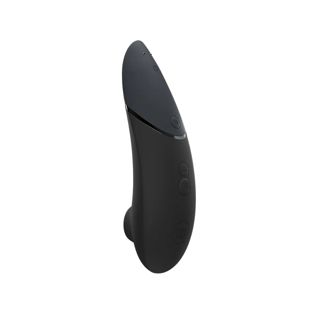 Womanizer Next holdes i hænderne for at demonstrere størrelse og ergonomisk greb – et billede der fremhæver brugervenlighed og komfortabel kontrol.