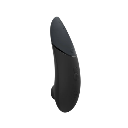 Womanizer Next holdes i hænderne for at demonstrere størrelse og ergonomisk greb – et billede der fremhæver brugervenlighed og komfortabel kontrol.
