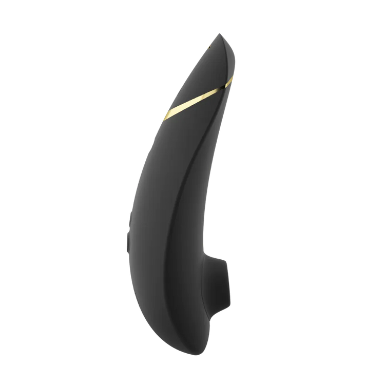 Sidevisning af Womanizer Premium 2 med gyldne detaljer – ergonomisk intimprodukt med fokus på komfort, elegance og effektiv lufttryksstimulation. Fås hos Nevola med hurtig, diskret levering i Danmark.