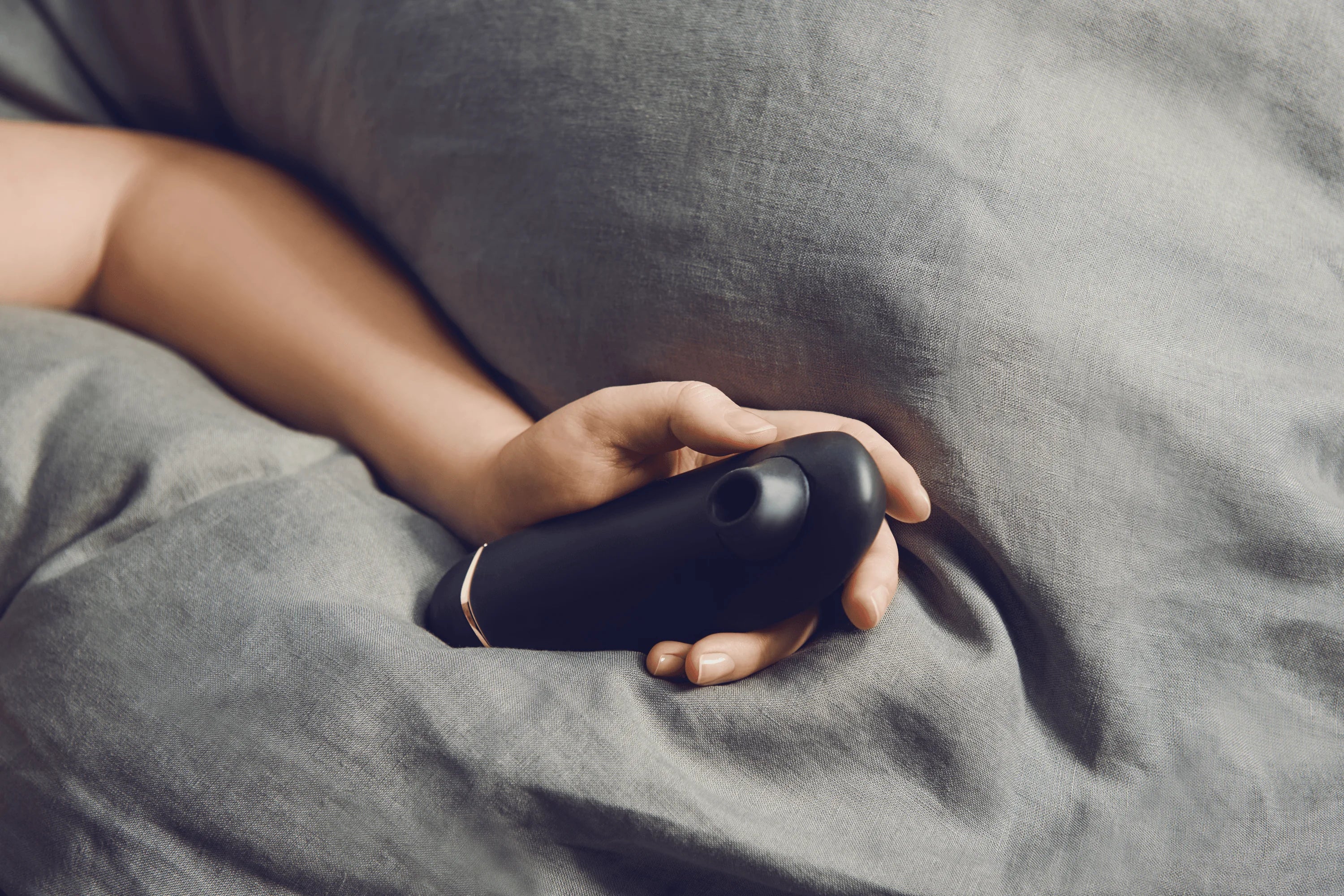 Kvinde nyder en intim stund med Womanizer Premium 2 – en stilfuld lufttryksstimulator designet til blid og effektiv nydelse. Sensuelt univers fra Nevola med diskret levering i hele Danmark.