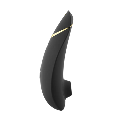 Sort Womanizer Premium 2 med gyldne detaljer i sideprofil. Lufttryksvibrator med ergonomisk design, blid og målrettet stimulering samt vandtæt og hudvenligt materiale til sanselig nydelse.